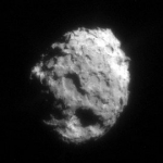 Le noyau de la comète Wild 2 photographié par Stardust avec une résolution d’approximativement 20 mètres. cliquez sur le lien du crédit pour avoir accès à une image à plus haute définition.