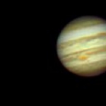 Jupiter et trois de ses lunes photographiées le 7 février 2004 par l’astronome amateur Gary Palmer, de Los Angeles, à l’aide d’un télescope de 28 cm de diamètre et d’un appareil photo numérique.