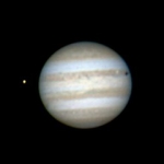 L’astronome amateur Randy Brewer, de Baytown au Texas, a pris cette image de Jupiter, Io et Europe le 26 février 2004. Io est sur la gauche, Europe et son ombre projetée sur Jupiter sont à droite.