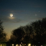 Le 6 avril 2000, on ne pouvait apercevoir que trois planètes escortant la Lune au-dessus des Pays-Bas, soit deux de moins qu’actuellement.