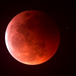 L'éclipse de Lune du 15 mai 2003 surprise par l'astronome amateur Loyd Overcash au-dessus de Houston, Texas