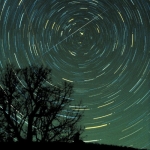 Filés d’étoiles, et étoile filante, au-dessus de l’état de Géorgie, Etats-Unis, en 1985. Les plus attentifs noteront également la trace lumineuse d’un aéronef, autre plaie des astrophotographes, avec l’éclairage public…