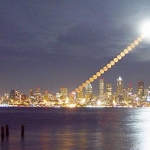 Poses à intervalle régulier de la Lune se levant au-dessus de Seattle. L’appareil photo ne se laisse pas prendre à l’illusion lunaire, et il nous confirme que la Lune a en fait la même taille où qu’elle se trouve dans le ciel.