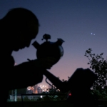 En novembre dernier, une rencontre similaire a déjà eu lieu entre Jupiter et Vénus. On les voit ici au-dessus de Téhéran, en Iran, photographiées par Babak A. Tafreshi