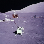 La boîte blanche au premier plan est le contenant de l’expérience LEAM, installée sur la Lune en 1972.