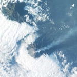 Image satellite du volcan Merapi surmonté d'un panache de fumée. Typiquement le genre d'évènement que EO-1 est en mesure de repérer et auquel il peut adapter ses priorités