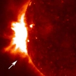 Le transit de Mercure vu en rayons X par l'instrument XRT du satellite Hinode. Mercure se trouve à l'extrêmité de la flèche blanche
