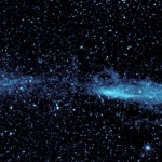 La queue quasi-cométaire de Mira s'étend sur plus de 13 années-lumière. Cliquez sur le lien du crédit pour avoir accès à l'image dans sa totalité horizontale