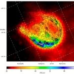 La coquille de gaz en expansion formant le rémanent de supernova N132D vu par Chandra. La couleur indique l'intensité du rayonnement infrarouge recueilli par Spitzer