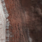 Détail de la plus grande avalanche observée sur Mars par MRO, parmi 4 autres. Cliquez sur le lien du crédit pour avoir accès à l'image en haute résolution
