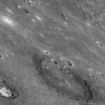 Deux cratères aux caractéristiques tout à fait intrigantes sur Mercure, dans le gigantesque bassin d'impact Caloris