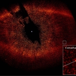 Image en lumière visible des environs de Fomalhaut, avec en insert un gros plan sur le chemin parcouru par la planète Fomalhaut b entre 2004 et 2006