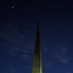 Un mince croissant de Lune observé au-dessus de Manassas, en Virginie, le 30 décembre 2008. En haut à droite, Vénus