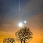 Le 31 janvier 2017, le croissant de lune, Vénus et Mars étaient rassemblés dans un même coin de ciel au crépuscule. Encore éclairée par le soleil depuis son olympe orbital, la Station spatiale internationale s'est jointe brièvement au trio non loin du Lude, en France. Depuis l'endroit choisi par le photographe, la Station spatiale internationale semblait provenir directement de Mars.