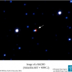 Un MACHO pris sur le vif.<br> La petite tache rouge  vers laquelle pointe la flèche est en fait d'une naine rouge située à 600 années-lumière de nous. Le point bleu à coté est l'étoile géante d'arrière plan qui a permis sa détection par effet de lentille gravitationnelle.