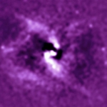 NGC 4636 en rayons X, cisaillée par l'onde de choc consécutive à la chute d'importantes quantités de gaz sur le trou noir central.