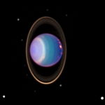 Hubble pourrait aider à retrouver le petit corps céleste qui serait en orbite autour d'Uranus. En attendant, l'UAI refuse de lui donner le statut de lune de la planète gazeuse bleue. Sur cette image, Hubble a photographié 10 des 20 lunes officielles d'Uranus, ainsi que ses anneaux. 