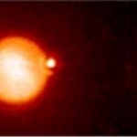 La première des deux étoiles qui composent ce système stellaire double est sur le point de disparaître. Mais sur l'animation (voir adresse dans l'article) on constate avec surprise que l'étoile ne s'évanouit pas complètement. Ce phénomène est dû à la réfraction atmosphérique.