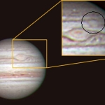 Sur cette photographie prise le 15 janvier 2002, on constate que la Grande Tache Rouge de Jupiter est en passe d'être percutée par un autre cyclone de teinte blanche. La collision, prévue pour les semaines à venir, peut être vue à travers des instruments de diamètre moyen.