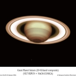 La structure en bandes de l’atmosphère de Saturne est bien mise en évidence sur cette image, ainsi que les fines séparations du système d’anneaux. Tout ça depuis la Terre, à travers l’atmosphère ! Une prouesse. Petit exercice d’acuité visuelle : parvenez-vous à discerner Thétys, dans le bas de l’image, pile en dessous du pôle sud de Saturne ? Vous avez un joker avec l’image en haute définition vers laquelle un lien est fourni dans le corps de l’article…