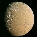 Le satellite Encelade vu par la sonde Voyager 2 en 1981.