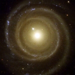 À 111 millions d’années-lumière de la Terre, dans la constellation du Centaure, NGC 4622 déploie ses bras spiraux dans toute leur splendeur. À l’envers ou à l’endroit  ? 