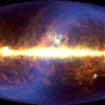 Le disque circumstellaire qui enserre notre propre système solaire se révèle sur cette image du satellite COBE, prenant la forme d’une élégante arabesque bleutée. Alors que COBE devait uniquement enregistrer les fluctuations du fond cosmologique à 3 degrés Kelvin, il a également surpris le rayonnement infrarouge très faible du dique local de poussières, rayonnant lui aussi à très basse température. Les anglo-saxons ont un joli nom pour caractériser ce genre de découvertes au petit bonheur : la Sérendipité. Bien que ce mot soit d’origine latine, il ne figure pas au dictionnaire, et nous revient défiguré d’outre-Atlantique. Mais que fait l’Académie ?