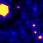 Qui veut gagner des milliards d’années-lumière ? Parmi ces sources lumineuses, le télescope Keck a surpris la lueur tardive du sursaut gamma GRB 971214. Saurez vous la reconnaître ? La grosse tache jaune en haut à gauche ? C’est votre dernier mot ? Joker… Elle est dans le chapelet de trois sources ponctuelles, en bas à droite, et c’est celle du milieu. Les sursauts gamma, répartis uniformément dans toutes les directions du ciel, ne sont jamais là où on les attend…