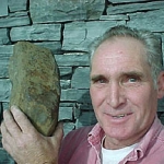 Tom Wood tient à la main sa trouvaille : la deuxième plus grosse météorite pierreuse découverte au Canada. Pesant 8,2 kg, elle serait tombée sur Terre il y a 10 000 ans. C’est grâce au Prairie Meteorite Search Project que la météorite a été identifiée.