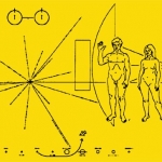 La sonde Pioneer 10 embarque une plaque en or anodisée sur laquelle figurent des informations qui devrait permettre à d’éventuels extraterrestres interceptant la sonde de faire notre connaissance. On y trouve, la forme de Pioneer 10, la position du Soleil par rapport à 14 pulsars, la transition hyperfine de l’atome d’hydrogène neutre et un schéma du Système Solaire.