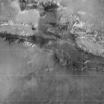 Parcourant près de 5000 kilomètres d’est en ouest, Valles Marineris est le plus grand système de canyons du système solaire. Par endroits, il atteint 10 kilomètres de profondeur. À titre de comparaison, les magnifiques Gorges du Verdon, en Provence, font au maximum 700 mètres de profondeur.