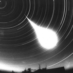 Un énorme bolide illumine le ciel de la république Tchèque. En plus de 40 années d'observation du ciel, les stations photographiques automatiques (c'est l'une d'elles qui a pris cette photo) du European Network n'ont observé que 10 météores rivalisant d'éclat avec celui-ci ! Le météore qui a traversé le ciel de la Bavière le 6 avril 2002 affichait une magnitude de -18 !