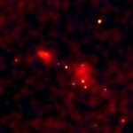 L’amour, toujours l’amour… Les galaxies ne perdent pas de temps : un premier baiser, et les étoiles naissent par milliers ! Sur cette image, qui est en fait une interprétation numérique de l’intensité du rayonnement X, la température croit du rouge au bleu, en passant par le vert.