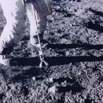 Régolithe lunaire en cours de prélèvement lors de la mission Apollo 12. 