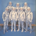 Les 7 premiers voyageurs spatiaux Américains dans leur habit de lumière du programme Mercury, en 1962. De gauche à droite et de bas en haut, Shepard, Grissom, Cooper, Schirra, Clayton, Glenn, Carpenter. Qui marchera dans les traces de ces pionniers au 22eme siècle? Des robots?