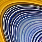 Les anneaux de Saturne vus par Voyager 2, traités en fausses couleurs qui reflètent les différences de composition entre les anneaux B et C