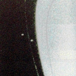 L'anneau F, vu par la sonde Voyager 2. La structure de l'anneau est irrégulière.
Il est entouré par les deux satellites Pandora et Promethée avec lesquels
il interagit.