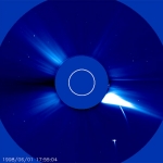 Les comètes SOHO sont ces astres chevelus qui frôlent le Soleil. Sur cette photo prise par l’un des coronographes de l’observatoire SOHO, deux comètes (SOHO 54 et 55) foncent vers le Soleil. C’est là qu’elles finiront leur longue course à travers le système solaire.