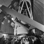 Le télescope Kuiper de 1,5 m avait servi dans les années 65 à la préparation des missions Apollo par la réalisation d’image précises de la surface de la Lune. Ironie du sort, c’est cet instrument qui vient de montrer que J002E3, la mystérieuse lune de la Terre, est composé d’oxyde de titane, tout comme la peinture qui recouvre les 3èmes étages des fusées Saturn V !