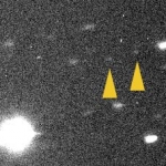 Sur ces deux images prise à 30 minutes d’intervalle le 31octobre 2002 par le télescope de 2,2 m de diamètre du auna Kea, on constate le déplacement du nouveau satellite de Jupiter S/2002 J1 qui se présente sous l’aspect d’une pâle tache de magnitude 22,8. Les étoiles sont légèrement allongées, car le télescope suivait le déplacement de la petite lune de 3 km de diamètre. Jupiter est en dehors du champ de l’image, en direction de l’ouest.