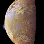 Image composite de Io prise à bord de la sonde Galileo. On peut y voir deux panaches volcaniques situés dans la région équatoriale. Le premier, à gauche, vu de profil, monte à 140 kilomètres d’altitude. Le second, à droite près du terminateur, est vu de dessus. Il a été baptisé Prométhée. Ce panache est visible sur toutes les images prises par Galileo dans les années 1990 et par la sonde Voyager en 1979. Il est possible que ce volcan soit en éruption depuis plusieurs décennies. 