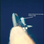 image extraite des enregistrements vidéo du lancement montrant le débris avant l'impact juste au-dessus du bord d'attaque de l'aile gauche
