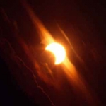Le 10 mai 1994, une éclipse partielle de Soleil était visible depuis le sud de la France. L’image a été modifiée de façon à reproduire l’aspect de l’éclipse partielle du 31mai 2003. Cliquez sur le lien du crédit pour obtenir l’image de cette éclipse dans ses circonstances réelles.