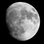 La Lune présente, avec Mercure, un des albédos les plus faibles du système solaire