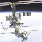 La Station Spatiale Internationale dans son habit de lumière, photographiée en avril 2002 par l’équipage de la mission STS 110 à bord de la navette spatiale