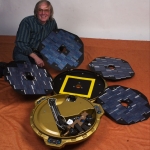 Le Professeur Colin Pillinger et une maquette échelle 1 de Beagle 2.