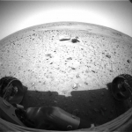 Le nouveau point de vue de la caméra anti collision de Spirit, au ras du sol martien. En ligne de mire, Sleepy hollow, sans doute un des objectifs principaux de la mission