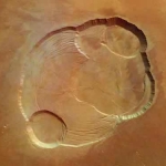 Cette image de la Caldeira d'Olympus Mons a été prise à une altitude de 273 km le 21 janvier dernier. Elle représente une longueur au sol d’environ 102 km, et sa résolution est de 12 mètres par pixel. Cliquez sur le lien du crédit pour avoir accès à une image en haute définition