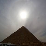 Halo solaire surpris au-dessus d'une pyramide par Olivier Staiger.