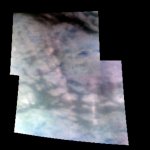 Au centre de l'image, l'arête principale de la chaîne montagneuse de 150 km de long mise en évidence au sud de l'équateur de Titan